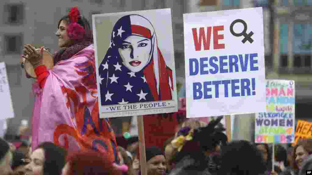 Des milliers de personnes se protestent contre le président Donald Trump à Philadelphie, le 21 janvier 2017.