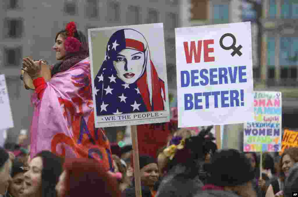 Au lendemain de l&#39;investiture, la Marche des femmes est organisée à Washington D.C, rassemblant des centaines de milliers de personnes, le 21 janvier 2017.