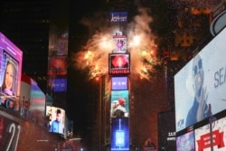 ARCHIVO - Times Square iluminada el 31 de diciembre de 2017 a la medianoche. Este año, la Ciudad de Nueva York no permitirá testigos presenciales cuando baje el globo iluminado que contará los últimos minutos del 2020.