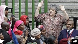 An immigration official addresses Zimbabweans as they queue outside immigration offices in downtown Johannesburg (file photo – 15 Dec 2010)