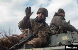 巴赫穆特前线一辆BMP-1步兵战车上的乌军士兵。(2023年3月3日)