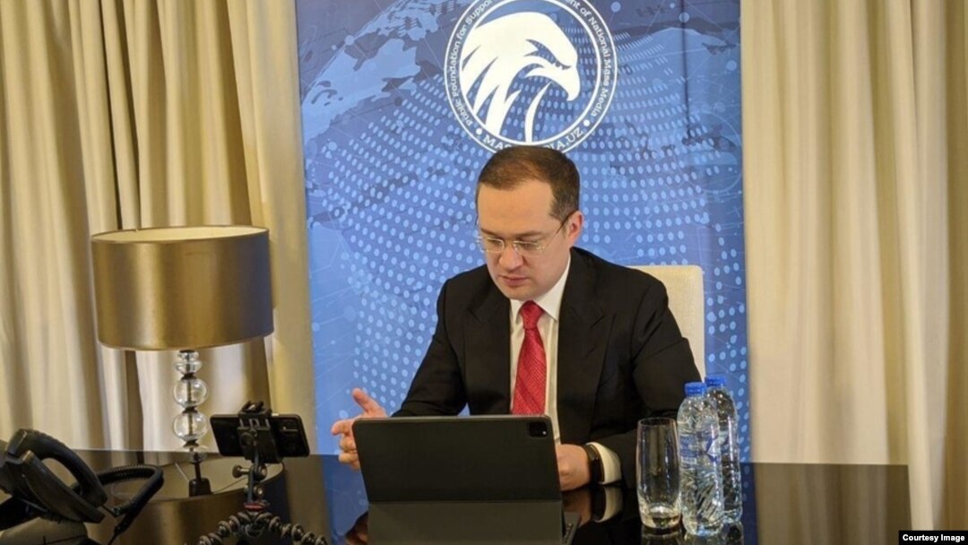 Komil Allamjonov ayni damda hukumatda emas. O'z chiqishlarida islohotlarga ishonishini aytib, Prezident Mirziyoyevning matbuot erkinligi va oshkoralik haqidagi bayonotlarini olqishlab keladi