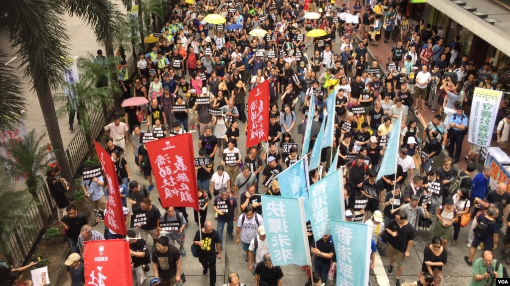 香港幾十個政黨和團體在中國十一國慶當天下午，舉行反威權大遊行，抗議政治打壓，要求律政司司長袁國強下台。 數以萬計的港人走上街頭，表達反對他們看來的來自北京和香港特區政府的威權打壓。