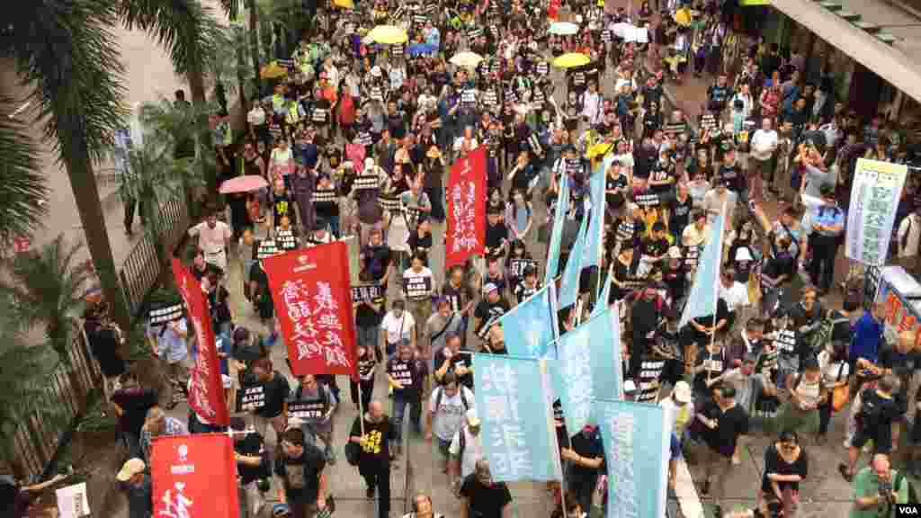 香港几十个政党和团体在中国十一国庆当天下午，举行反威权大游行，抗议政治打压，要求律政司司长袁国强下台。数以万计的港人走上街头，表达反对他们看来的来自北京和香港特区政府的威权打压。