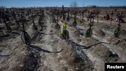 FILE: Makam orang-orang tak dikenal yang dibunuh oleh tentara Rusia selama pendudukan kota Bucha, di pemakaman kota Bucha, di luar Kyiv, Ukraina, 30 Maret 2023. (Gleb Garanich/REUTERS)