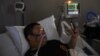 Houston kentindeki hastanede bir Covid hastası, eşiyle telefondan görüntülü konuşuyor