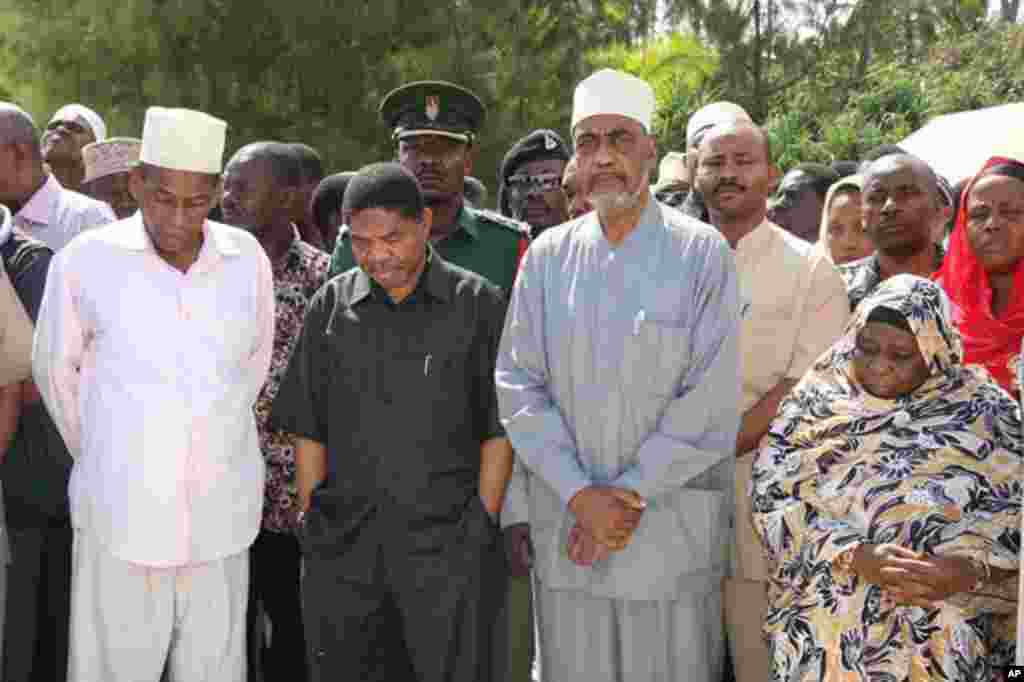 Rais wa Zanzibar, Dk Ali M. Shein na Makamu wa kwanza wa Rais Maalim Seif Sharif wakiwa wenye huzuni wakati walifika eneo la ajali ya meli ya Spice Islander.