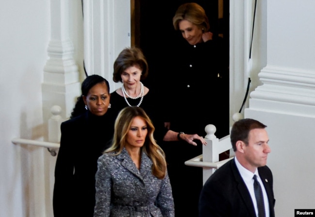 Las ex primeras damas estadounidenses Michelle Obama, Melania Trump, Laura Bush y Hillary Clinton asisten a un servicio de homenaje a la ex primera dama Rosalynn Carter en la Glenn Memorial Church en Atlanta, Georgia, EEUU, el 28 de noviembre de 2023. REUTERS/Evelyn Hockstein