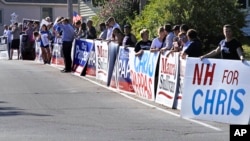 Pendukung kampanye demokratik berbaris di jalan menuju Institut Politik New Hampshire di St. Anselm College sebelum debat, 5 September 2018. (Foto: AP/Charles Krupa)