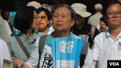 接近70歲的香港市民鍾婆婆表示，不認同北京欽點候選人的假普選 (美國之音湯惠芸拍攝)