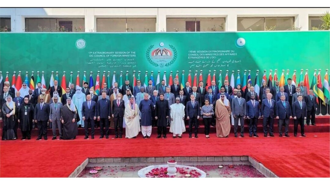 Para Menlu Organisasi Kerja Sama Islam (OKI) berpose bersama dalam pertemuan di Pakistan untuk membahas krisis Afghanistan 19/12 (Twitter: Menlu_RI).