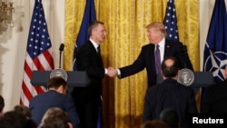 Prezidan Ameriken an Donald Trump (adwat) ak Sekretè Òganizasyon Trete Atlantik Nò a, (NATO) Jens Stoltenberg nan Mezon Blanch. 12 avril 2017. Foto: REUTERS/Jonathan Ernst.