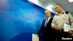 İsrail Başbakanı Benyamin Netanyahu (solda)
