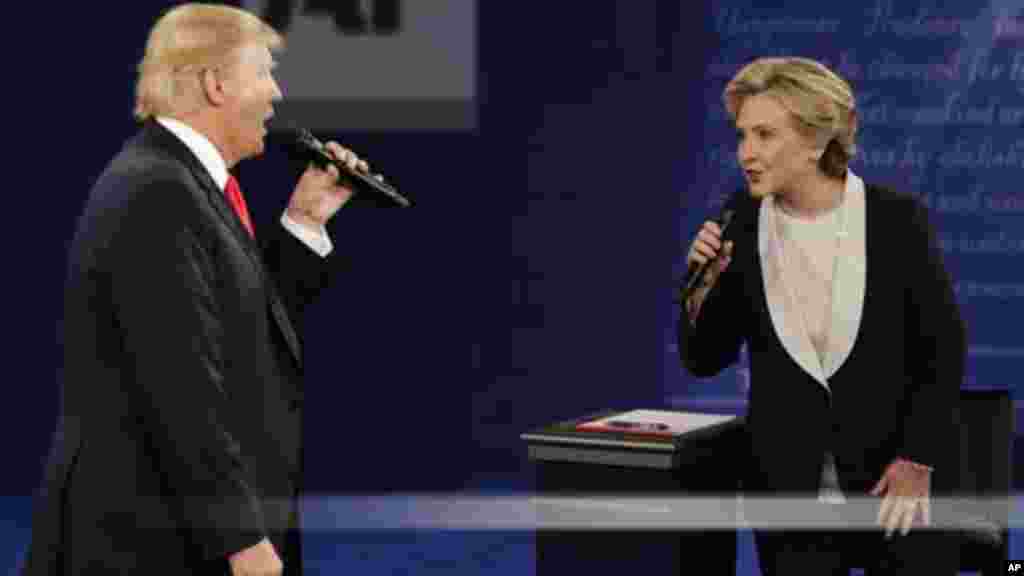 Le candidat à la présidentielle républicaine, Donald Trump et la candidate présidentielle démocrate Hillary Clinton, lors du deuxième débat présidentiel à l&#39;université de Washington à St. Louis, le 9 octobre 2016.