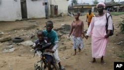 Une vue d'une rue à Abidjan, en Côte d'Ivoire