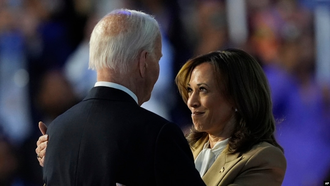 La candidata presidencial demócrata, la vicepresidenta Kamala Harris, abraza al presidente Biden durante la Convención Nacional Demócrata el lunes 19 de agosto de 2024 en Chicago. (Foto AP/Charles Rex Arbogast)