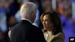 La candidata presidencial demócrata, la vicepresidenta Kamala Harris, abraza al presidente Biden durante la Convención Nacional Demócrata el lunes 19 de agosto de 2024 en Chicago. (Foto AP/Charles Rex Arbogast)