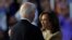 La candidata presidencial demócrata, la vicepresidenta Kamala Harris, abraza al presidente Biden durante la Convención Nacional Demócrata el lunes 19 de agosto de 2024 en Chicago. (Foto AP/Charles Rex Arbogast)