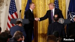 Generalni sekretar NATO-a Jens Stoltenberg i predsednik SAD Donald Tramp na sastanku u Beloj kući (arhivska fotografija)