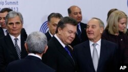 29일 리투아니아 빌니우스에서 열린 유럽연합 정상회의에 빅토르 야누코비치 우크라이나 대통령(가운데)도 참석했다.