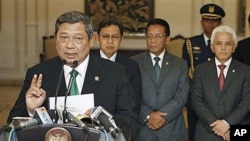 In this photo released by Indonesian Presidential office, Indonesian President Susilo Bambang Yudhoyono gestures as he speaks during a press conference announcing the cancellation of his trip to the Netherlands in Jakarta, Indonesia, 05 Oct 2010