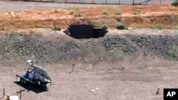 Lỗ thủng 6m x 6m trên mái một đường hầm cất trữ tại Khu tồn trữ hạt nhân Hanford gần Richland, bang Washington, 9/5/2017 