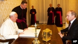 Papa Francisco e Presidente Vladimir Putin (à direita) nuam audiência privada no Vaticano, Nov. 25, 2013. 