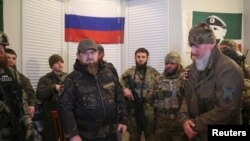 Kepala Republik Chechnya Ramzan Kadyrov menghadiri pertemuan dengan komandan pasukan gabungan ke-8 Rusia Distrik Militer Selatan dan unit pasukan khusus di pusat operasi selama konflik Ukraina-Rusia di kota Mariupol, Ukraina 28 Maret 2022. (Foto: Reuters)