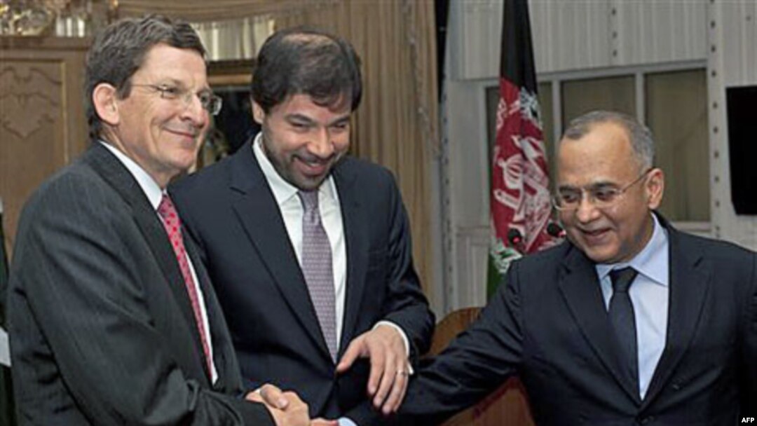 Pakistanski ministar spoljnih poslova Salman Bašir (desno) se rukuje sa avganistanskim zamenikom ministra spoljnih poslova Džavedom Ludinom (centar) i specijalnim američkim izaslanikom za Avganistan i Pakistan Markom Grosmanom pred sastanak u Islamabadu 3