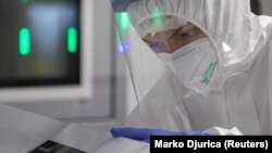 ARHIVA - Naučnik u laboratoriji "Vatreno oko" u Beogradu radi sa uzorcima za testiranje na koronavirus (Foto: Reuters/Marko Đurica)