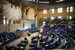 La sobreviviente del Holocausto Charlotte Knobloch, en el centro del podio, pronuncia un discurso en el Parlamento Federal Alemán, en el edificio del Reichstag en Berlín, el miércoles 27 de enero de 2021 durante una reunión especial.