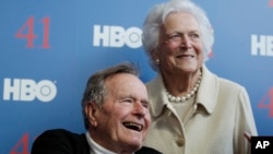 Cựu Tổng thống Hoa Kỳ George H.W. Bush, cùng với vợ của mình là bà Barbara Bush. 
