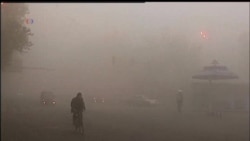2013-10-21 美國之音視頻新聞: 哈爾濱出現嚴重霧霾 學校停課機場關閉