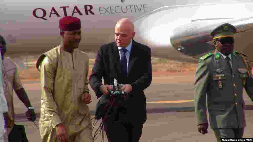 Gianni Infantino avec le ministre des sports et le président de la Fenifoot, au Niger, le 27 février 2017. (VOA/Abdoul-Razak Idrissa)