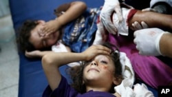 Anak-anak Palestina yang terluka akibat serangan meriam Israel mendapat perawatan sementara (24/7).