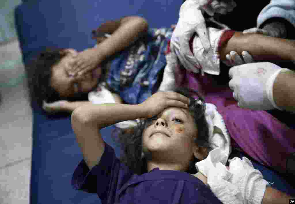 Crianças palestinianas, feridas depois de um ataque israelita à escola da ONU em Beit Hanoun, norte da Faixa de Gaza, deitadas no chão das urgências do hospital&nbsp; Kamal Adwan em Beit Lahiya, Julho 24, 2014.