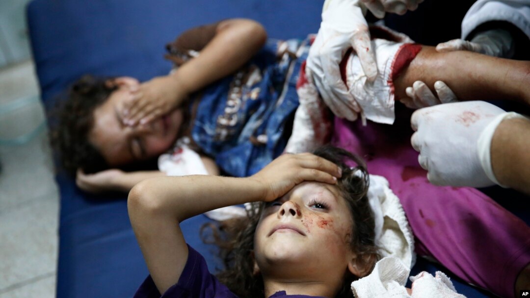Anak-anak Palestina yang menderita luka-luka akibat serangan Israel terhadap gedung sekolah PBB di Beit Hanoun, Jalur Gaza (24/7).