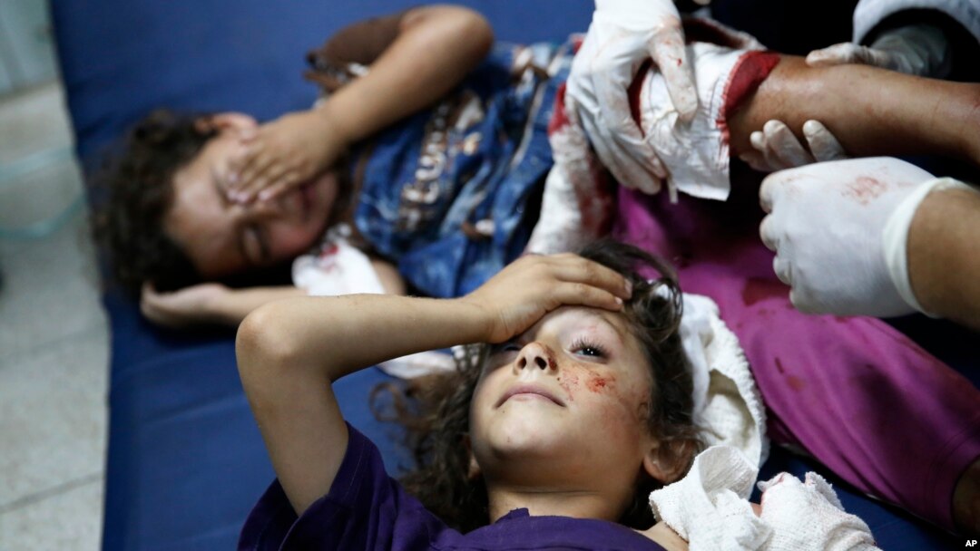 Anak-anak Palestina yang terluka akibat serangan meriam Israel mendapat perawatan sementara (24/7).