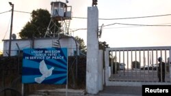 Seorang penjaga perdamaian PBB menjaga pintu masuk markas PBB dekat perbatasan Quneitra antara Dataran Tinggi Golan yang dikuasai Israel dengan Suriah (29/8). (Reuters/Ronen Zvulun) 
