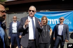 Benny Gantz, líder del Partido Azul y Blanco habla tras emitir su voto en Rosh Haayin, Israel, el martes, 17 de septiembre, de 2019.