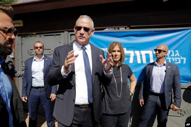 Benny Gantz, líder del Partido Azul y Blanco habla tras emitir su voto en Rosh Haayin, Israel, el martes, 17 de septiembre, de 2019.