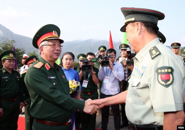 Tướng Nguyễn Chí Vịnh và tướng Phạm Trường Long chụp hình chung tại cuộc “giao lưu quốc phòng biên giới”. (Hình: Bộ Quốc phòng VN)