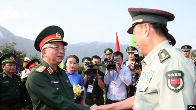 Tướng Nguyễn Chí Vịnh và tướng Phạm Trường Long chụp hình chung tại cuộc “giao lưu quốc phòng biên giới”. (Hình: Bộ Quốc phòng VN)