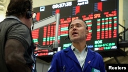 뉴욕 증권거래소(NYSE) 객장에서 트레이더들이 업무를 보고 있다.