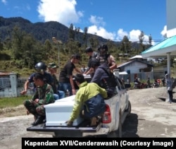 Proses evakuasi salah satu korban penembakan di Kabupaten Intan Jaya, Papua, Sabtu, 26 Oktober 2019. (Foto: Kapendam XVII/Cenderawasih)