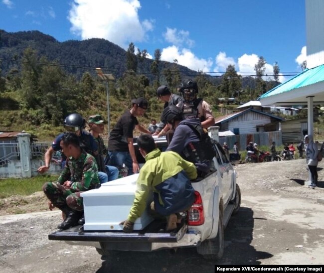 Proses evakuasi salah satu korban penembakan di Kabupaten Intan Jaya, Papua, Sabtu, 26 Oktober 2019. (Foto: Kapendam XVII/Cenderawasih)