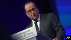 Tổng thống Pháp Francois Hollande phát biểu trước một cuộc họp của các thị trưởng Pháp tại Paris, ngày 18/11/2015.