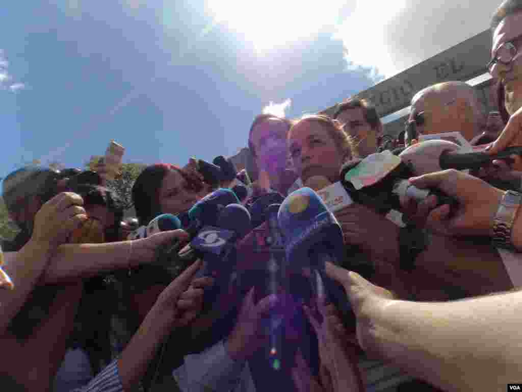 Lilina Tintori, the wife of opposition leader Leopoldo López, talks to the press. (A.Algarra/VOA)