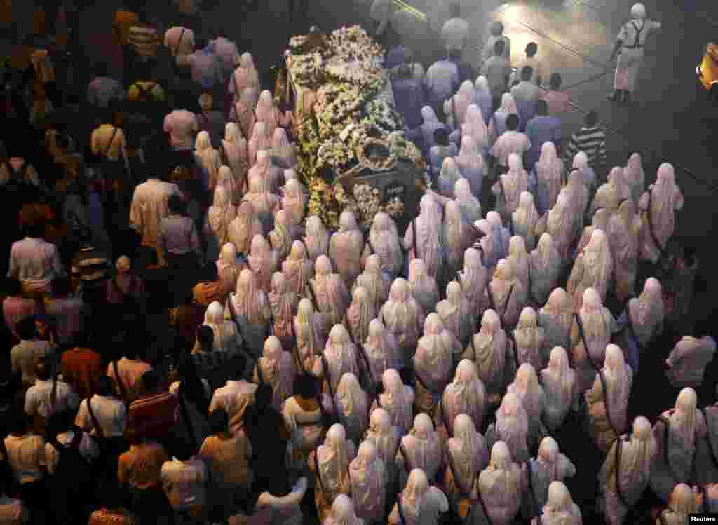 Catholic nuns from the Missionaries of Charity, the global order of nuns founded by Mother Teresa, crowd around the vehicle carrying the body of Sister Nirmala Joshi,&nbsp;who succeeded Nobel laureate Mother Teresa, during her funeral procession in Kolkata, India.