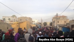 Le ministre de la Pêche en pleine séance d'explication au quartier Guet Ndar, au Sénégal, le 4 février 2018. (VOA/Seydina Aba Gueye)